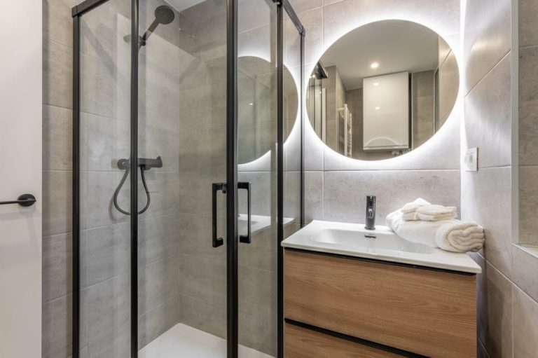 Paroi de douche en verre : comment choisir le bon modèle pour sa salle de bains ?